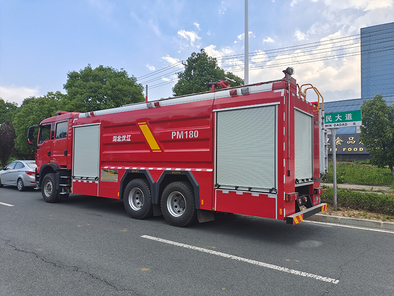 重汽18吨水罐消防车