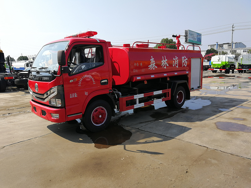4.5吨东风消防洒水车