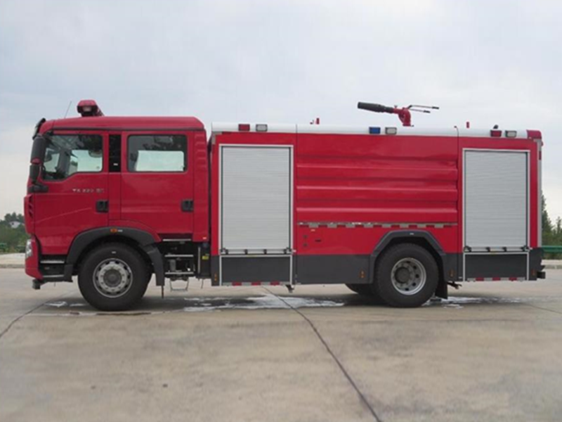 8.0吨  国六  重汽T5G水罐消防车