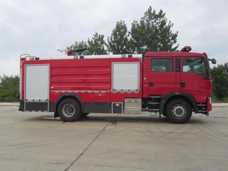 8.0吨  国六  重汽T5G水罐消防车